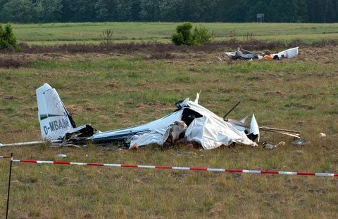 Trümmer eines verunglückten Segelflugzeugs (hinten) und eines Ultraleichtflugzeugs liegen in Saarmund bei Potsdam auf einer Wiese. (FOTO: DAPD)