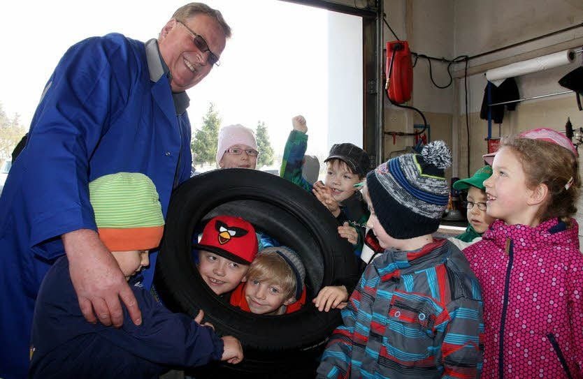 Auf diesen Besuch in der Autowerkstatt von Uwe-Ives Schöne haben sich die Kinder der Tagesstätte „Koboldmühle“ Jessen-Süd schon lange gefreut.