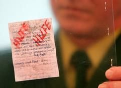 Der Polizeipräsident präsentiert am Donnerstag (16.02.2006) in Dresden auf einer Pressekonferenz den Zettel mit dem Hilferuf der 13-jährigen Stephanie. (Foto: dpa)