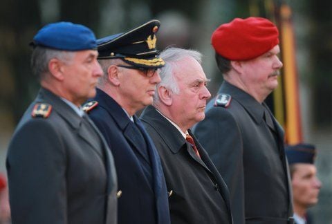 Sachsen-Anhalts scheidener Ministerpräsident Wolfgang Böhmer (CDU,dritter von links), wird vor der Staatskanzlei in Magdeburg mit militärischen Ehren verabschiedet. Neben ihm stehen Generalarzt Michael Tempel (l-r), Generalmajor Heinrich Geppert und Oberst Claus Körbi. (FOTO: DPA)