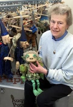 Das Archivbild vom 02.03.2001 zeigt die Mitbegründerin und Inhaberin der Augsburger Puppenkiste, Hannelore Marschall-Oehmichen mit ihren Puppen. Die 72-Jährige sei überraschend am Freitag gestorben, teilte die Augsburger Puppenkiste am Sonntag (18.05.2003) mit. (Foto: dpa)