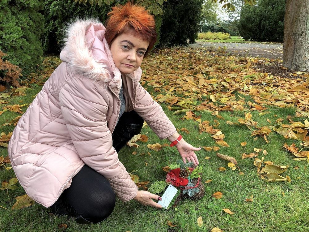 Immer wenn Peggy Ullrich den Platz besucht, an dem ihre Tochter vor 34 Jahren beerdigt worden sein soll, legt sie einen Gruß nieder.