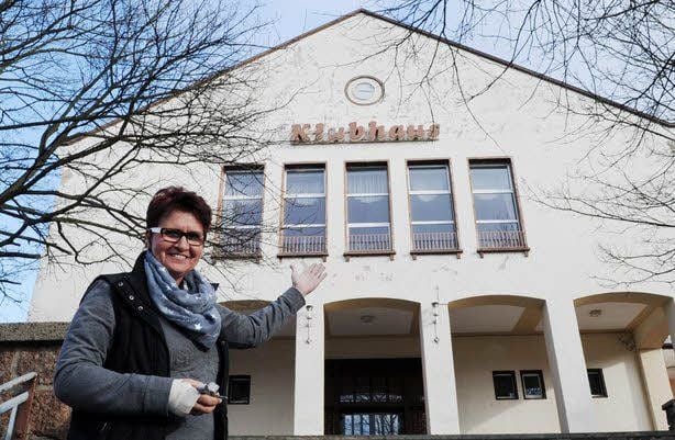 Ines Keller steht vor dem Klubhaus in Hettstedt.