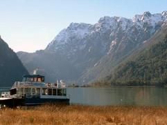 Die Landschaft um den «Lago Frias» mit ihren Schnee bedeckten Bergen ähnelt den Alpen - die Überfahrt bis Puerto Alegre dauert nur 20 Minuten. (Foto: dpa).