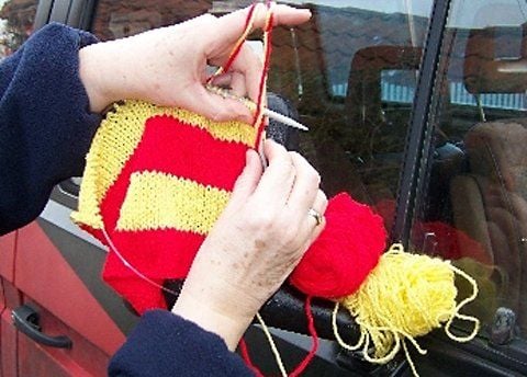 Zwölf Frauen bestrickten den Bulli vom Spiegel bis zur Stoßstange.