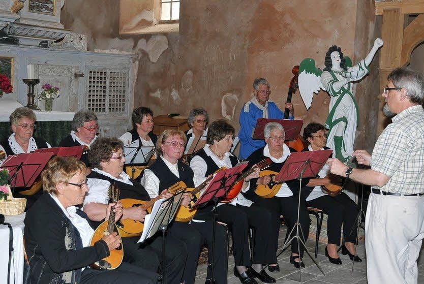 Die Mitglieder des Mandolinenorchesters aus Rottleberode unterstützten mit ihrem Konzert die Kirchengemeinde Sankt Nicolai in Bösenrode beim Spendenstart für die Orgelsanierung.
