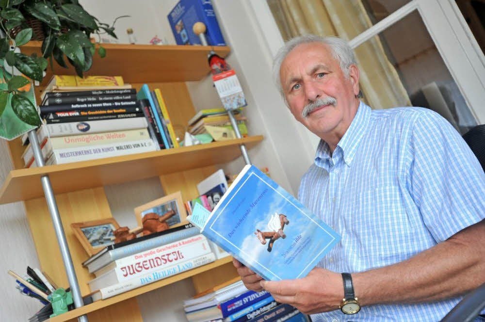Mit „Das wiehernde Musenross“ veröffentlichte der Bitterfelder Autor Harald Kriegler sein erstes Buch.