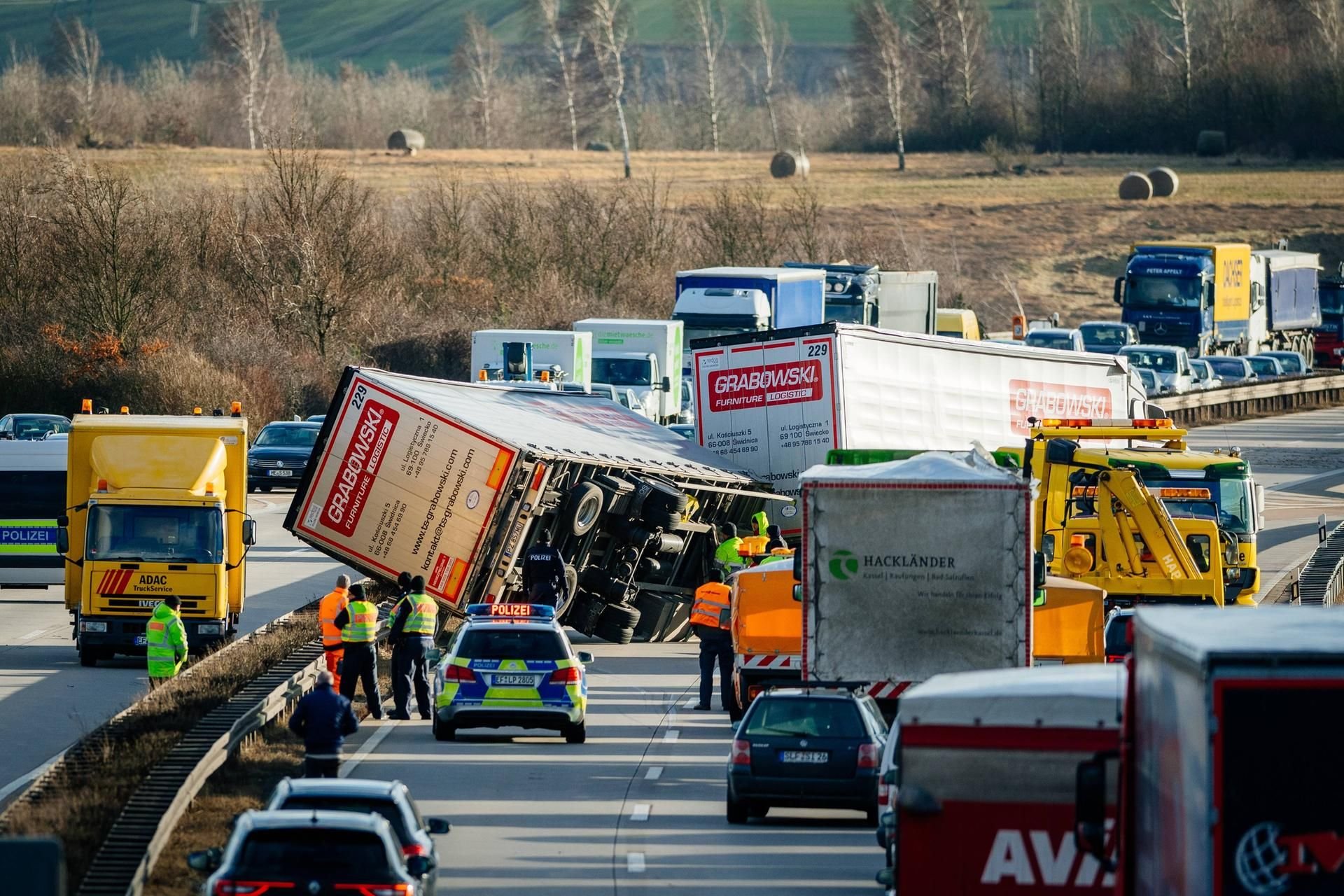 Blick auf einen umgekippten Lkw auf der A71