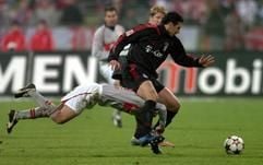 Fußball Bundesliga: FC Bayern München - VfB Stuttgart am Samstag (11.12.2004) im Olympiastadion in München. Bayerns Claudio Pizarro (r) springt über Stuttgarts Christian Tiffert. (Foto: dpa)