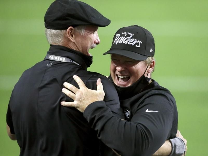 Vor seiner Strafe hatte Raiders-Coach Jon Gruden (r) noch gut Lachen. Foto: Isaac Brekken/AP/dpa