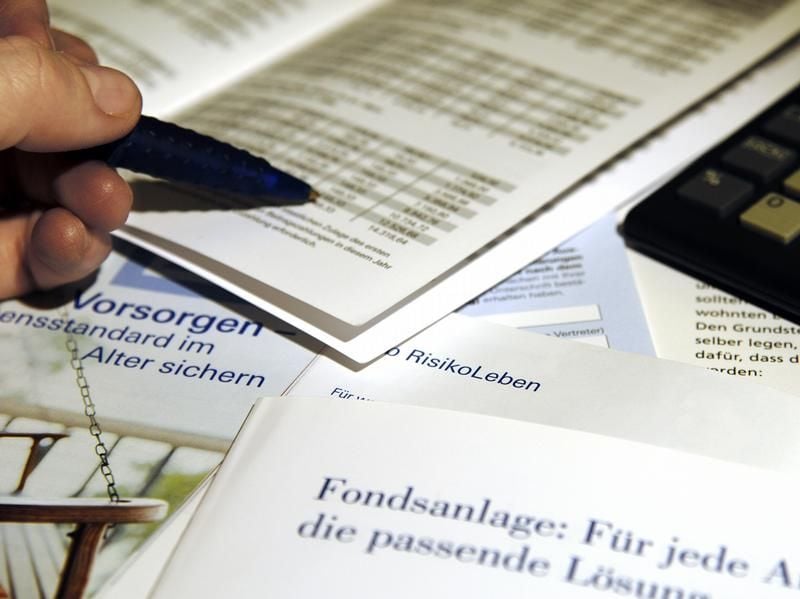 Auch Kunden von Lebensversicherungen müssen auf versteckte Fallen achten.