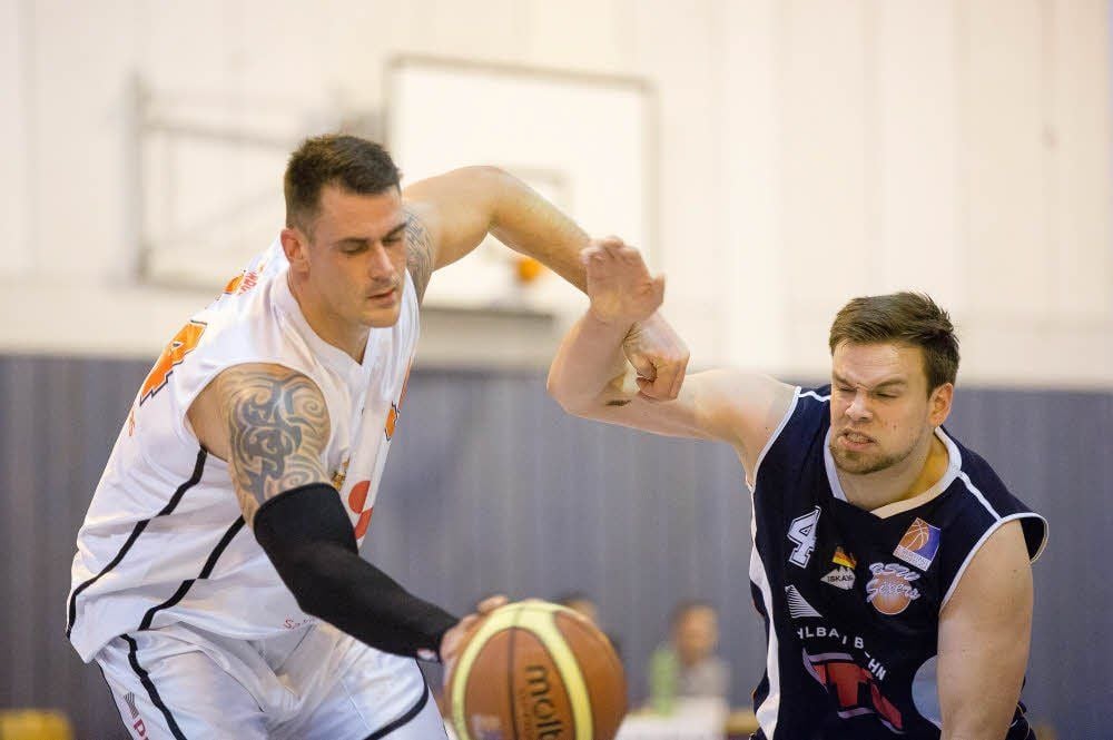 Ex-Sixers-Spieler und Tigers-Kapitän Sebastian Harke gegen Tom Lipke (r.) im Kampf um den Ball.