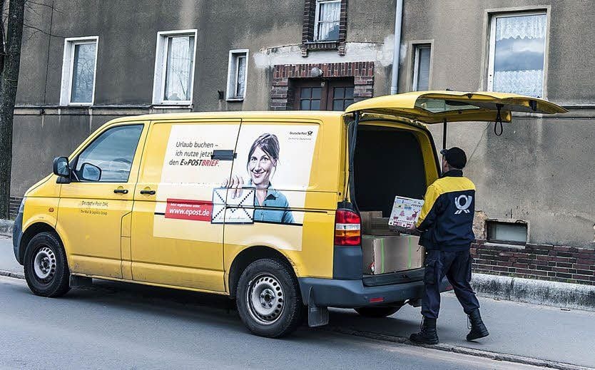 Paketzusteller unterwegs in Zschornewitz.