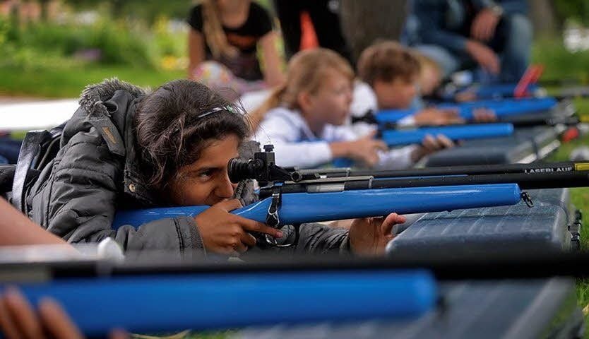 Sommerbiathlon: Die Teilnehmer waren auf Inlinern unterwegs und zielten mit Lasergewehren auf Zielscheiben.