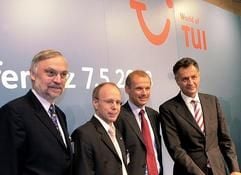Der Vorstand der TUI AG stellt sich am Mittwoch (07.05.2003) in Hannover zu Beginn der Bilanzpressekonferenz den Medienvertretern: Rainer Feuerhake (Finanzen), Peter Engelen (Personal und Recht), Sebastian Ebel (Controlling) und der Vorstandsvorsitzende Michael Frenzel (von links). Nach schweren Einbrüchen im touristischen Geschäft und Firmenverkäufen ist der Konzernjahresüberschuss des weltgrößten Reisekonzerns TUI 2002 um 90 Prozent gefallen. Nach 411 Millionen 2001 wurden nur noch 41 Millionen Euro erzielt, teilte die TUI AG mit. Der Konzernumsatz sank um 9,4 Prozent auf 20,3 Milliarden Euro. Die weltweite Krise der Reisebranche traf die TUI hart. Das Ergebnis der Sparte ging um 37,4 Prozent auf 331,8 Millionen Euro zurück. (Foto: dpa)