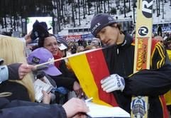 Skispringer Sven Hannawald gibt am Freitag (13.02.2004) nach seinem Qualifikationssprung von der Mühlenkopfschanze im nordhessischen Willingen Autogramme. Mit einer Weite von 128 Metern belegte er den 26. Platz. Am Samstag (14.02.) findet das Einzel-Weltcupspringen statt. (Foto: dpa)