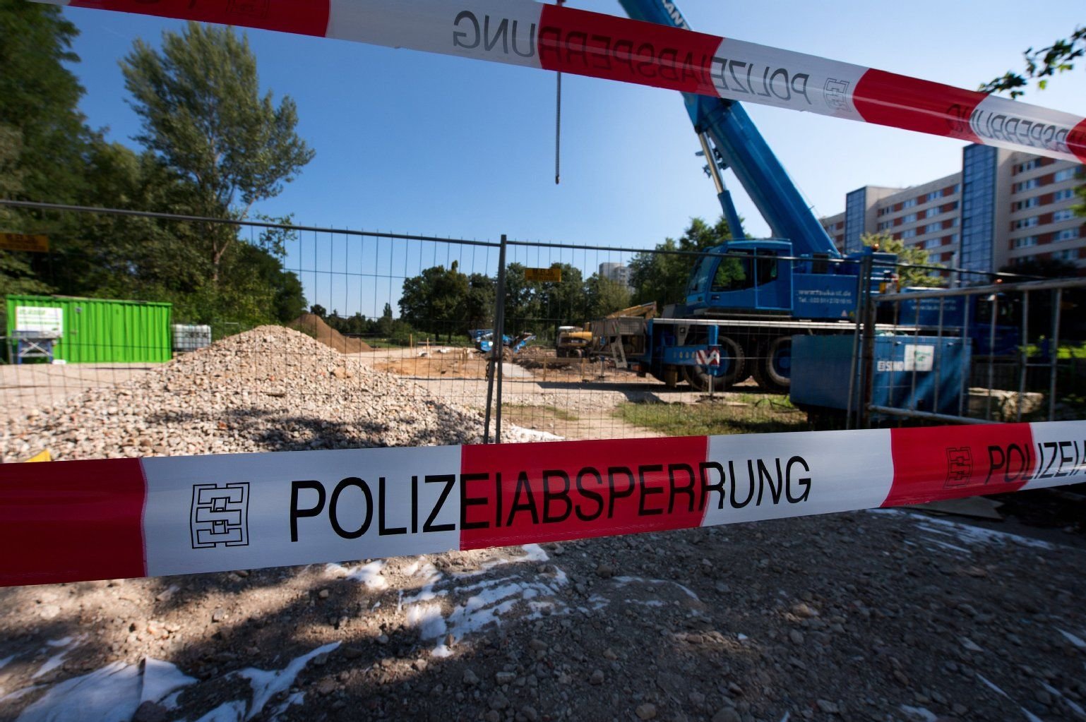 Mit Polizei-Absperrband wird der Fundort einer Fliegerbombe aus dem Zweiten Weltkrieg in Dresden gesichert.