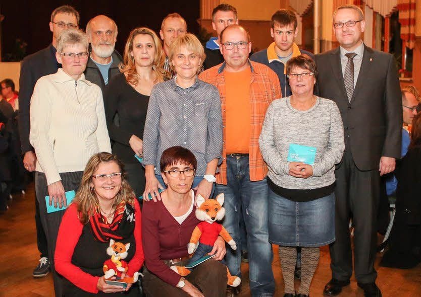 Diese elf Sportler hatten an der diesjährigen Rangliste an allen 15 Läufen teilgenommen und wurden unter anderem von Landrat Götz Ulrich (rechts) und AOK-Sprecher Michael Schwarze (hinten links) geehrt.