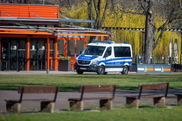 Wegen der Coronapandemie kontrolliert die Polizei in Sachsen-Anhalt aktuell verstärkt die Einhaltung des Kontaktverbots.