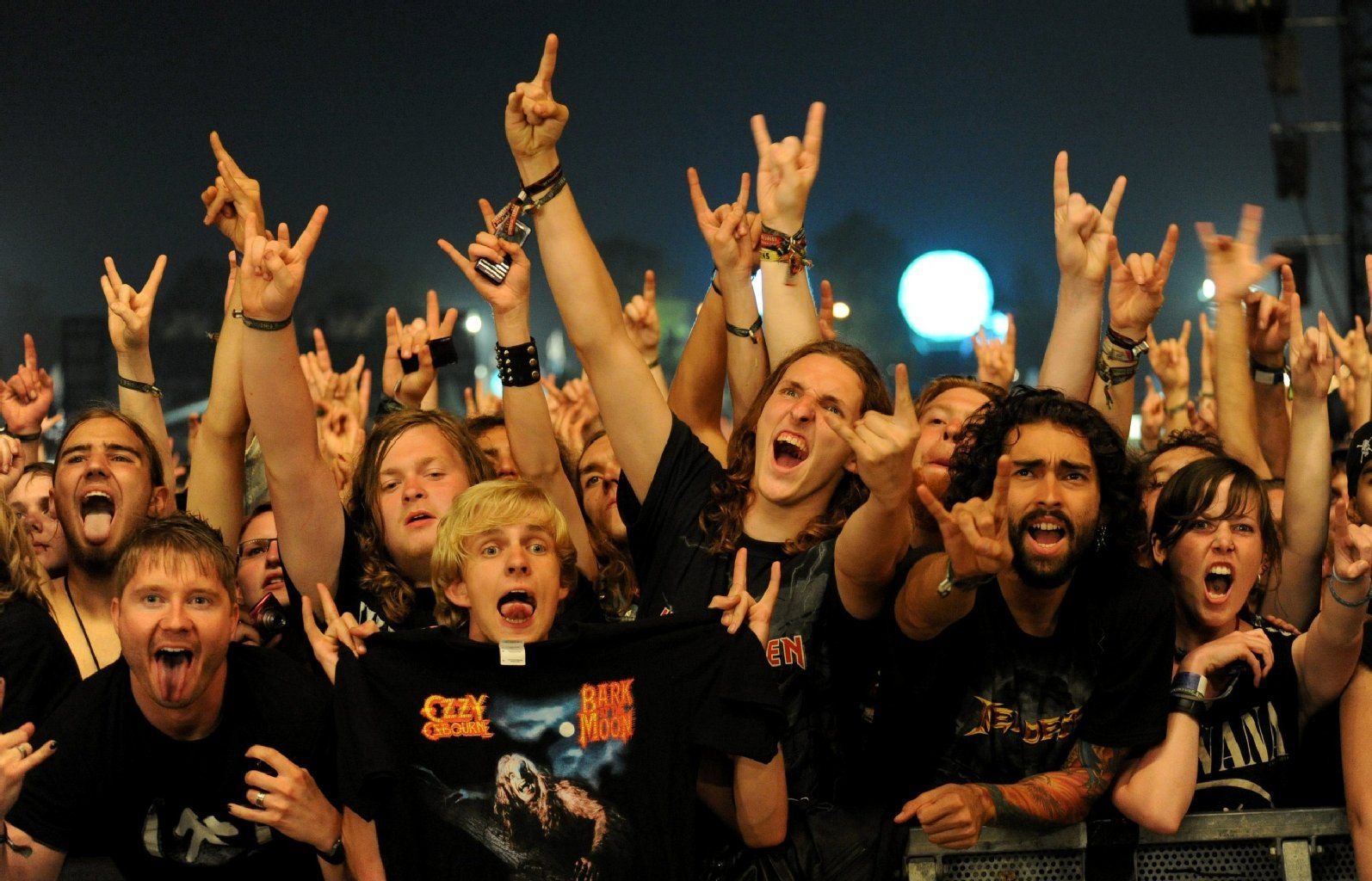 Heavy Metal Fans in Stimmung. Wo wohl? In Wacken natürlich!