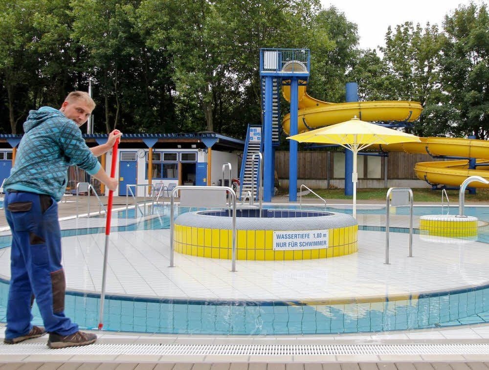Bald wieder Sonne: Im Bad Lauchstädter Freibad bereitet sich Bademeister Michael Drese schon mal vor.