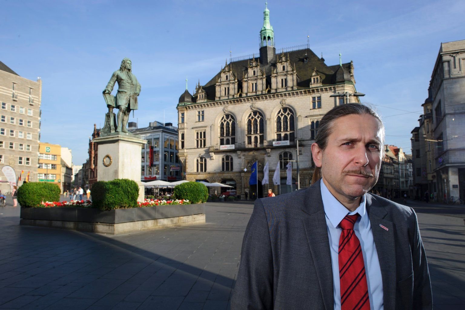 Thomas Schied (Die Partei), vor dem Stadthaus in Halle