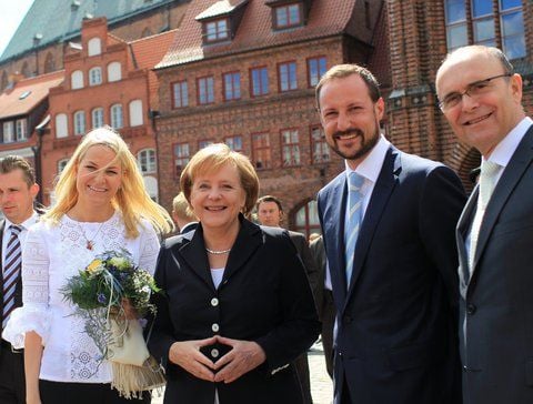 Die norwegische Kronprinzessin Mette-Marit, die Bundeskanzlerin Angela Merkel (CDU), der norwegische Kronprinz Haakon und der Ministerpräsident von Mecklenburg-Vorpommern, Erwin Sellering (SPD), stehen auf dem Alten Markt in Stralsund. (FOTO: DPA)