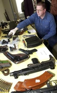 Waffenexperte Peter Kunze vom LKA zeigt beschlagnahmte Waffen. Die Polizei hat den bislang schwersten Fall von illegalem Waffenhandel in Sachsen-Anhalt bei umfangreichen bundesweiten Durchsuchungsaktionen aufgedeckt. Gegen 19 Deutsche im Alter zwischen 26 bis 61 Jahren wird jetzt wegen möglichen Verstoßes gegen das Kriegswaffenkontrollgesetz ermittelt. (Foto: dpa)