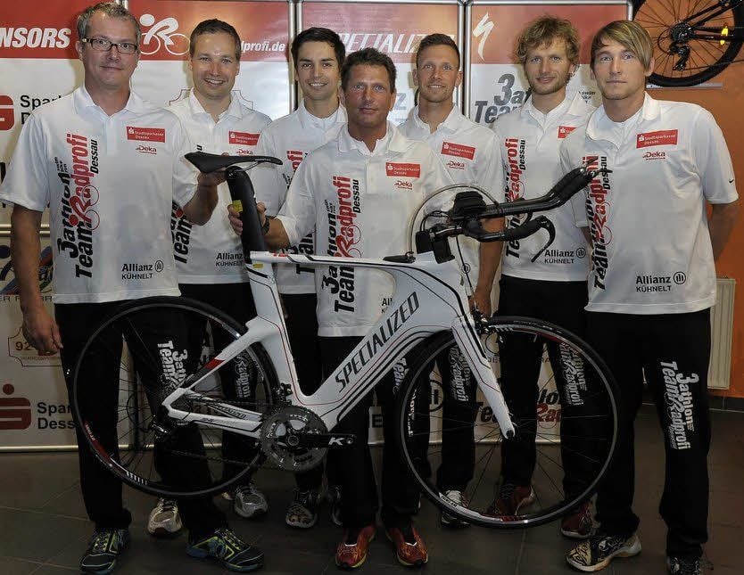 Harry Kühnelt (vorn mitte) mit sein en Landesliga-Triathleten und Hauptsponsor Thomas Siegel von „Der Radprofi“.