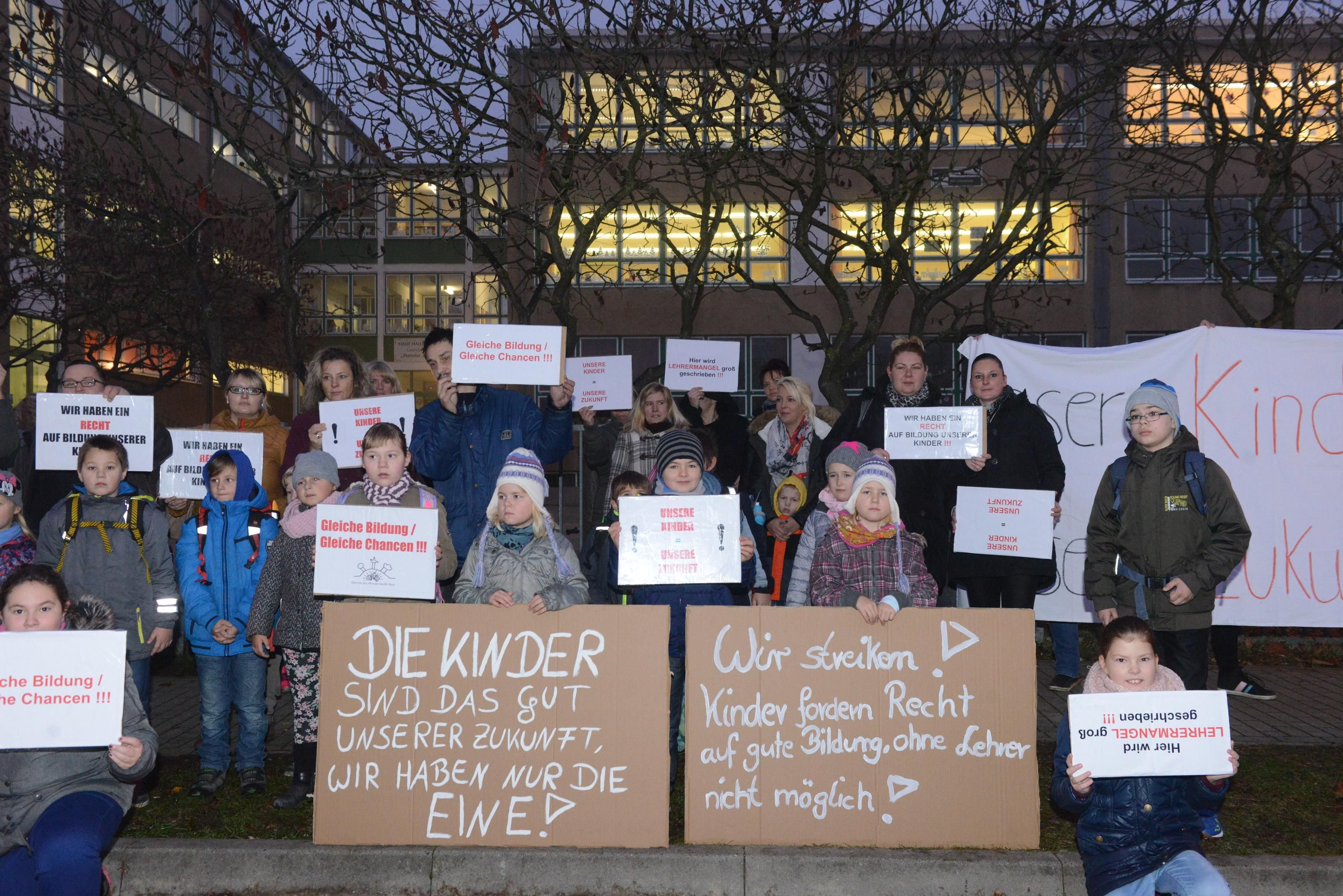 Elternvertreter der Grundschule Hanoier Straße demonstrieren für eine angemessene Schulbildung.