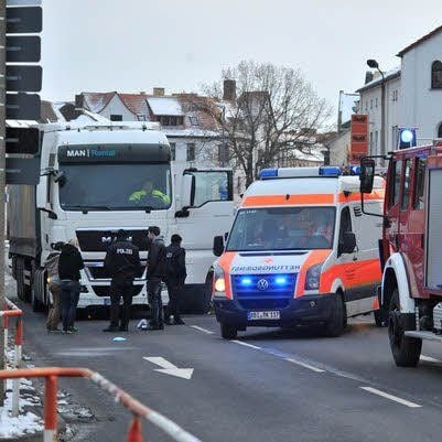 Unter dem schweren Lkw war der Radfahrer eingeklemmt.