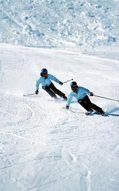 Niemals ohne Helm - im Rennsport und in den Skigebieten Nordamerikas gilt der Kopfschutz längst als Selbstverständlichkeit. (Foto: dpa)