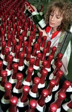 Eine Mitarbeiterin kontrolliert in derRotkäppchen-Sektkellerei Freyburg die Flaschen-Füllung. (Foto: dpa)