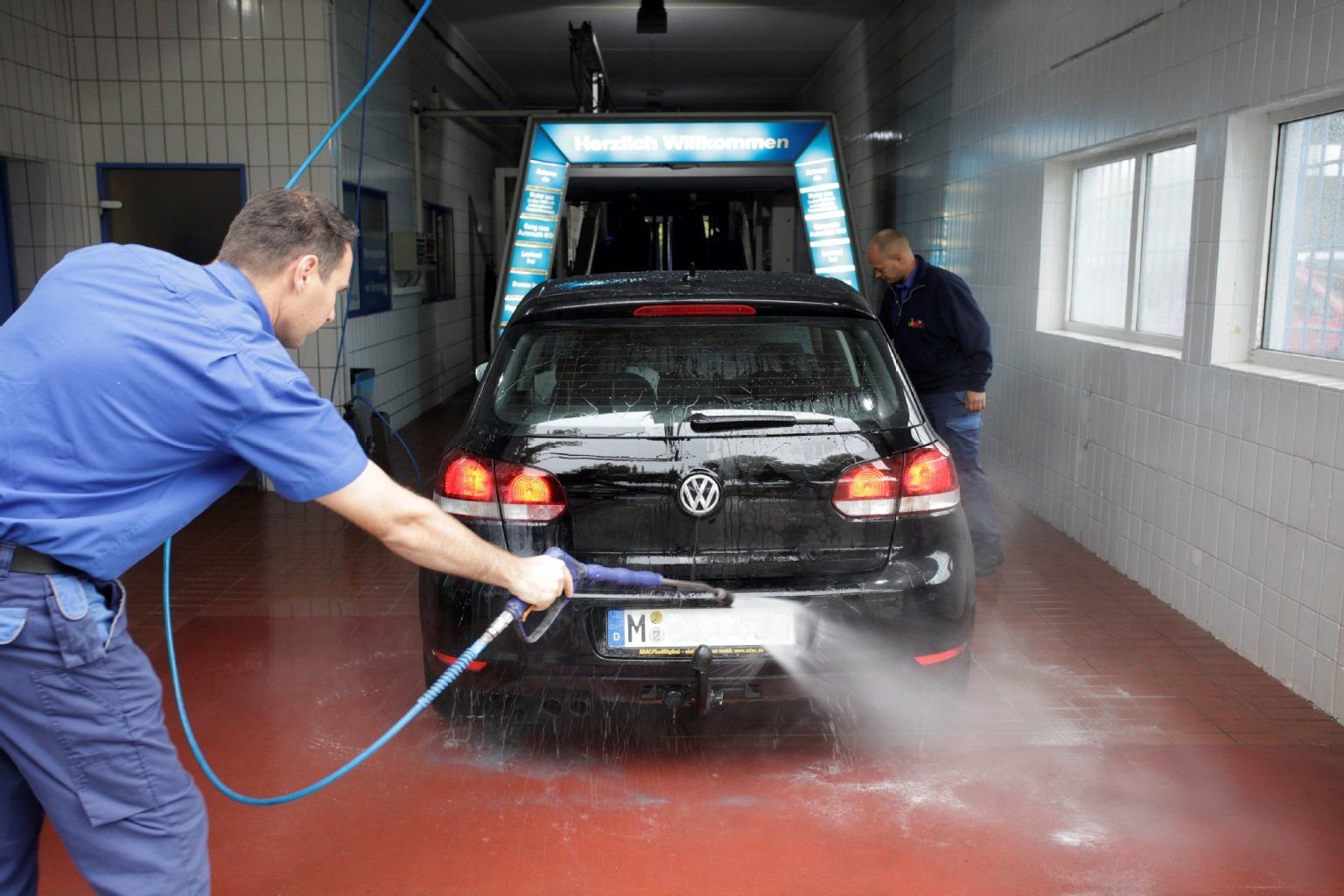 Autofahrer sollten mit der Autowäsche warten, bis die Temperaturen wieder leicht über null Grad liegen.