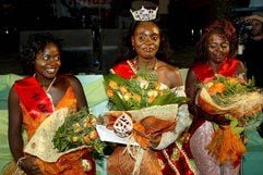 Nach der Wahl zur «Miss Landmine» in Luanda: Augusta Urica (M.) Lucrecia Joao (l.) und Margarida Jose (r.) (Foto: dpa)