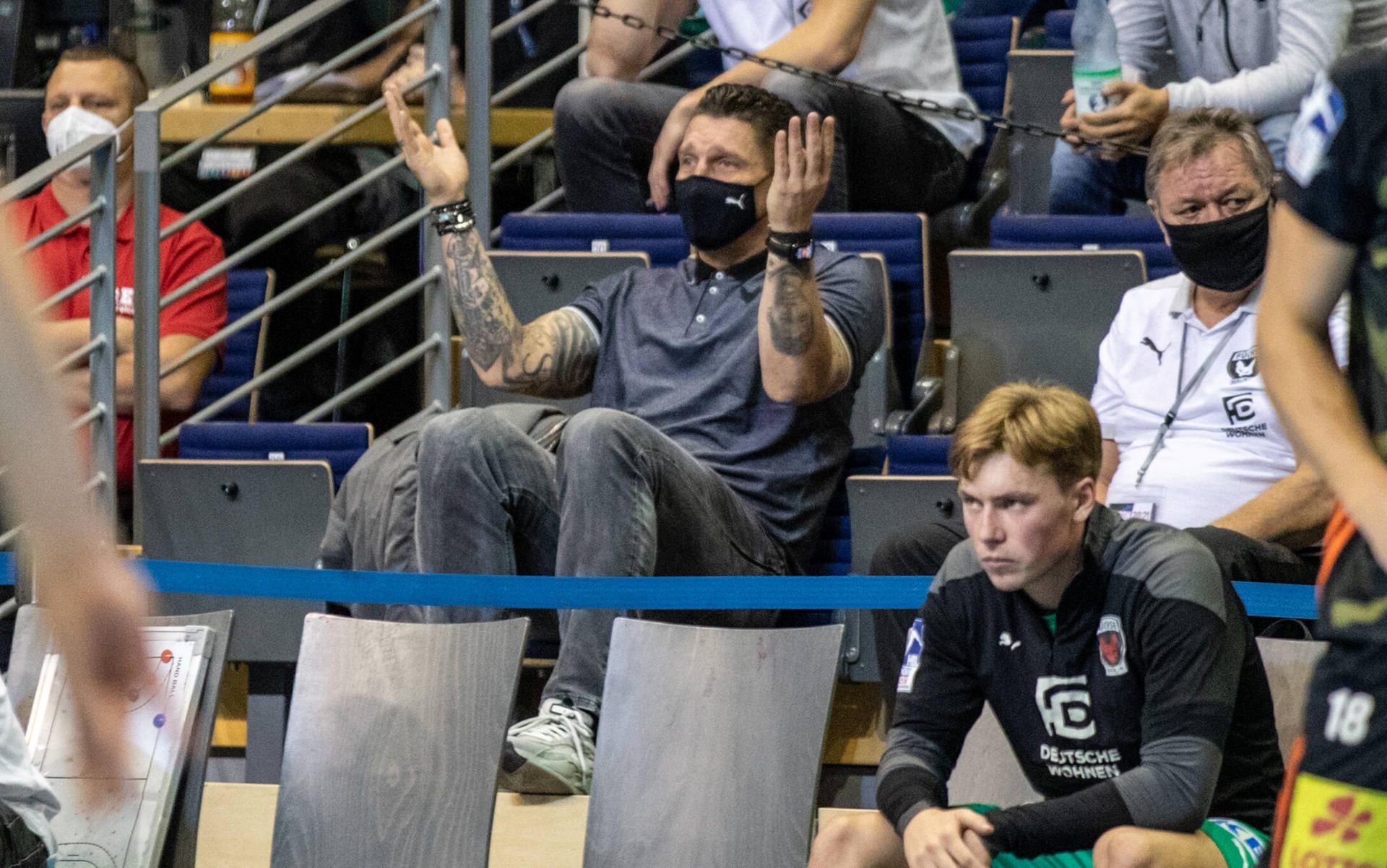 Stefan Kretzschmar, Sportdirektor der Füchse Berlin, verfolgt ein Spiel seiner Mannschaft von der Tribüne aus.