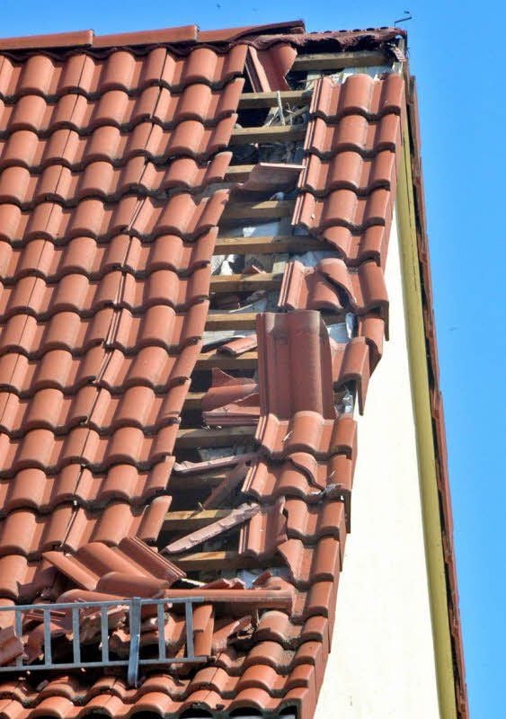 Der Blitz hat am Sonntagabend in ein Gebäude im Pfeilergraben eingeschlagen und Dachziegeln herausgerissen