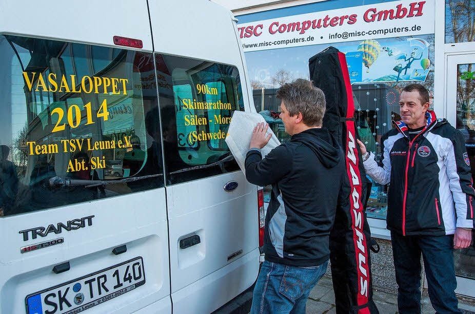 Vor der Abfahrt wurde der Teambus entsprechend beschriftet.