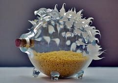 Die bekannte kanadische Künstlerin Laura Kikauka hat die Plastik «Käseigel», frei interpretiert aus Glas, Kork, Silikon und Nudeln, als Unikat gestaltet (undatiertes Foto von 2007). Die Skulptur ist der Hauptpreis für das schönste bedrohte Wort der deutschen Sprache und wird dem Einsender des Wortes Kleinod verliehen. (Foto: dpa)