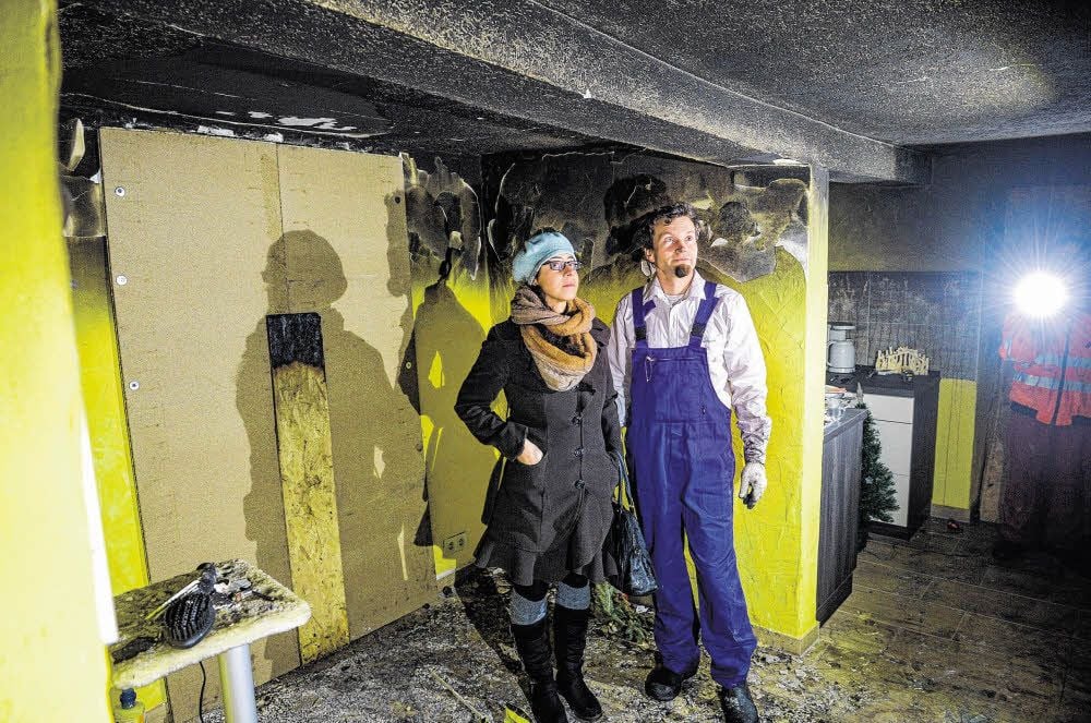 Peggy und René Fischer in ihrem ehemaligen Wohnzimmer: Das Feuer hat besonders im Erdgeschoss ihres Hauses Spuren hinterlassen.