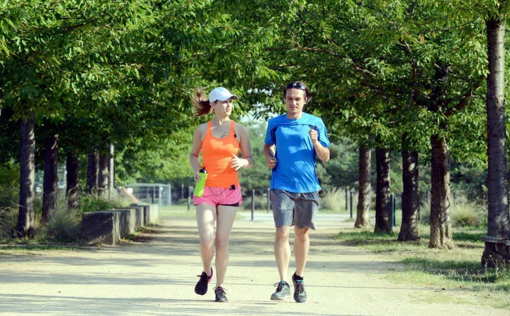 Stadträtin Manuela Plath hat zusammen mit MZ-Redakteur Jan-Ole Prasse die Hafenbahntrasse als Joggingstrecke getestet.