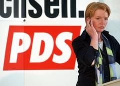 Die scheidende PDS-Chefin Gabi Zimmer steht am Samstag (10.05.2003) im sächsischen Weinböhla auf dem Podium des Landesparteitages. In ihrer Rede forderte Zimmer für die zu wählende neue Führungsspitze eine breitere Unterstützung in der Gesamtpartei. Der 20-köpfige Bundesvorstand soll auf einem Sonderparteitag neu gewählt werden. Zimmer will nicht erneut für den PDS-Vorsitz kandidieren. Der amtierende Vorstand hatte am späten Freitagabend (09.05.2003) mit großer Mehrheit beschlossen, den außerordentlichen Parteitag für den 28./29. Juni in Berlin einzuberufen. (Foto: dpa)