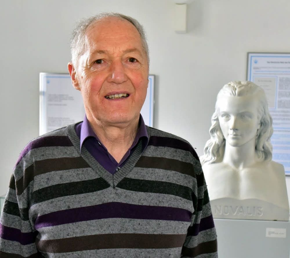 Hartmut Hoffmann - hier vor der Novalis-Büste in der Dauerausstellung in der Klosterstraße - hat den Vorsitz des Weißenfelser Literaturkreises in schwieriger Zeit übernommen.