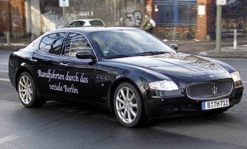 Der Maserati der Treberhilfe fährt mit der Aufschrift "Rundfahrten durch das soziale Berlin" durch die Hauptstadt. (FOTO: DPA)