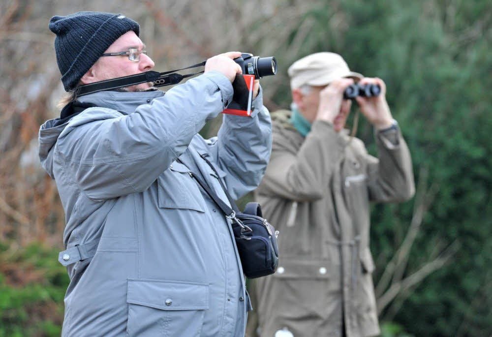 Detlev Eisewicht (l.) und Eckhard Blume halten Ausschau nach den Vogelarten im Wolfener Busch und in der Gartensparte „Am Busch“.