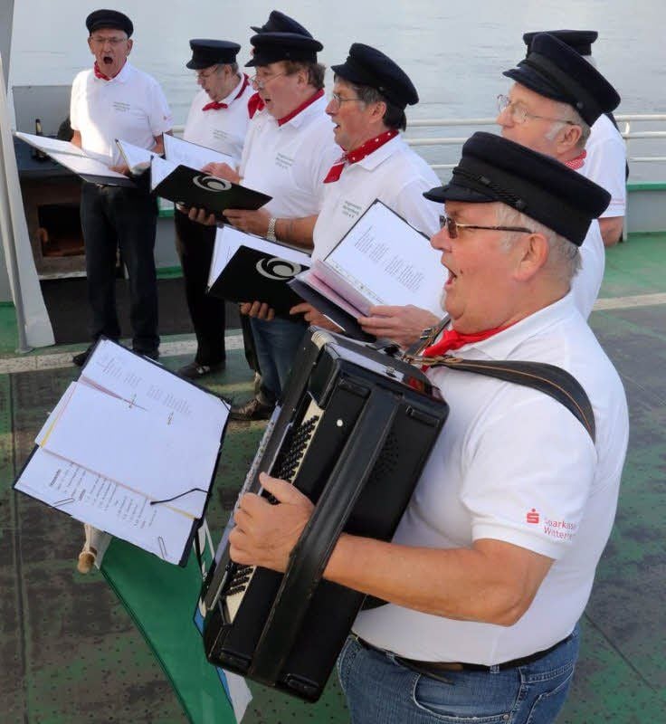 Der Wartenburger Anglerchor singt auf der Fähre Seemannslieder.