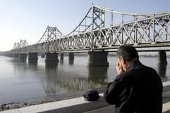 Ein Mann steht auf der chinesischen Seite des Flusses Yalu, der die Grenze zu Nordkorea bildet. Unweit des Flusses befindet sich die Stadt Ryongchon, wo sich die Zugkatastrophe ereignet hat. (Foto: dpa)