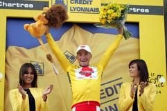 Der Franzose Thomas Voeckler am Ziel seiner Träume mit Blumen, Plüsch und Frauen nach der 5. Etappe der 91. Tour de France 2004 (Foto: dpa)
