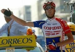 David Millar vom Team Cofidis feiert am 24. September 2003 den Gewinn einer Vuelta-Etappe. (Foto: dpa)