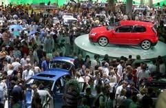 Dicht gedrängt stehen Besucher der Internationalen Automobil-Ausstellung (IAA) in Frankfurt in der Halle von Volkswagen (21.09.2003). (Foto: dpa)